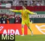 04.04.2025, Fussball 1. Bundesliga 2024/2025, 28. Spieltag, FC Augsburg - FC Bayern Mnchen, in der WWK-Arena Augsburg, Torwart Jonas Urbig (FC Bayern Mnchen) gibt Anweisungen.