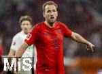 04.04.2025, Fussball 1. Bundesliga 2024/2025, 28. Spieltag, FC Augsburg - FC Bayern Mnchen, in der WWK-Arena Augsburg, Harry Kane (FC Bayern Mnchen) gibt Anweisungen.