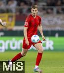 04.04.2025, Fussball 1. Bundesliga 2024/2025, 28. Spieltag, FC Augsburg - FC Bayern Mnchen, in der WWK-Arena Augsburg, Josip Stanisic (Bayern Mnchen) am Ball 