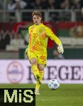 04.04.2025, Fussball 1. Bundesliga 2024/2025, 28. Spieltag, FC Augsburg - FC Bayern Mnchen, in der WWK-Arena Augsburg, Torwart Jonas Urbig (FC Bayern Mnchen) am Ball 