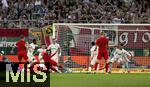 04.04.2025, Fussball 1. Bundesliga 2024/2025, 28. Spieltag, FC Augsburg - FC Bayern Mnchen, in der WWK-Arena Augsburg, Torschuss von Jamal Musiala (FC Bayern Mnchen) zum 1:1 Ausgleich, gegen Jeffrey Gouweleeuw (FC Augsburg), Torwart Finn Dahmen (FC Augsburg), Alexis Julian Claude-Maurice (FC Augsburg), 