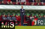 04.04.2025, Fussball 1. Bundesliga 2024/2025, 28. Spieltag, FC Augsburg - FC Bayern Mnchen, in der WWK-Arena Augsburg, Trainer Jess Thorup (FC Augsburg) nachdenklich an der Seitenlinie.