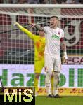 04.04.2025, Fussball 1. Bundesliga 2024/2025, 28. Spieltag, FC Augsburg - FC Bayern Mnchen, in der WWK-Arena Augsburg, Jeffrey Gouweleeuw (FC Augsburg) gibt Anweisungen.