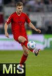 04.04.2025, Fussball 1. Bundesliga 2024/2025, 28. Spieltag, FC Augsburg - FC Bayern Mnchen, in der WWK-Arena Augsburg, Josip Stanisic (Bayern Mnchen) am Ball 