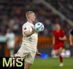 04.04.2025, Fussball 1. Bundesliga 2024/2025, 28. Spieltag, FC Augsburg - FC Bayern Mnchen, in der WWK-Arena Augsburg, Fredrik Jensen (FC Augsburg) am Ball 