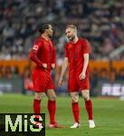04.04.2025, Fussball 1. Bundesliga 2024/2025, 28. Spieltag, FC Augsburg - FC Bayern Mnchen, in der WWK-Arena Augsburg, v.li: Leroy Sane (Bayern Mnchen) und Konrad Laimer (FC Bayern Mnchen) nachdenklich 