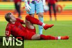 04.04.2025, Fussball 1. Bundesliga 2024/2025, 28. Spieltag, FC Augsburg - FC Bayern Mnchen, in der WWK-Arena Augsburg, Harry Kane (FC Bayern Mnchen) mit Schmerzen im rechten Bein. 