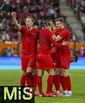 04.04.2025, Fussball 1. Bundesliga 2024/2025, 28. Spieltag, FC Augsburg - FC Bayern Mnchen, in der WWK-Arena Augsburg, Torjubel Harry Kane (FC Bayern Mnchen), Leroy Sane (Bayern Mnchen), Josip Stanisic (Bayern Mnchen) 