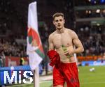 04.04.2025, Fussball 1. Bundesliga 2024/2025, 28. Spieltag, FC Augsburg - FC Bayern Mnchen, in der WWK-Arena Augsburg, Josip Stanisic (Bayern Mnchen) verschenkt sein Trikot an Fans