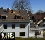 10.04.2025,  Baustelle in Bayern, Altes Wohnhaus wird abgerissen, Arbeiter deckt das Dach ab.