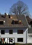 10.04.2025,  Baustelle in Bayern, Altes Wohnhaus wird abgerissen, Arbeiter deckt das Dach ab.