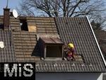 10.04.2025,  Baustelle in Bayern, Altes Wohnhaus wird abgerissen, Arbeiter deckt das Dach ab.