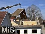 10.04.2025,  Baustelle in Bayern, Altes Wohnhaus wird abgerissen, Groer Kran-Arm deckt fast das komplette Dach in einem Stck ab. 