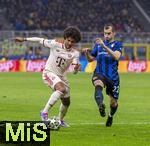 16.04.2025,  Fussball UEFA Championsleague 2024/2025: Viertelfinale Rckspiel, Inter Mailand - FC Bayern Mnchen, im Giuseppe Meazza Stadion (Mailand), li: Serge Gnabry (FC Bayern Mnchen) am Ball gegen Henrikh Mkhitaryan (Inter Mailand) 