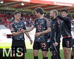 19.04.2025, Fussball 1. Bundesliga 2024/2025, 30. Spieltag, 1.FC Heidenheim - FC Bayern Mnchen, in der Voith-Arena Heidenheim. v.l. Joshua Kimmich (FC Bayern Mnchen) und Thomas Mller (FC Bayern Mnchen) shakehands. v.l. Joshua Kimmich (FC Bayern Mnchen), Thomas Mller (FC Bayern Mnchen), Konrad Laimer (FC Bayern Mnchen) und Min-jae Kim (Bayern Mnchen, Minjae Kim) 

