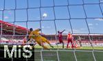 19.04.2025, Fussball 1. Bundesliga 2024/2025, 30. Spieltag, 1.FC Heidenheim - FC Bayern Mnchen, in der Voith-Arena Heidenheim. Torschuss zum 4:0 von Joshua Kimmich (re, FC Bayern Mnchen) li; Torwart Kevin Mller (1. FC Heidenheim 1846) ohne Chance.

