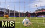 19.04.2025, Fussball 1. Bundesliga 2024/2025, 30. Spieltag, 1.FC Heidenheim - FC Bayern Mnchen, in der Voith-Arena Heidenheim. Torschuss zum 1:0 von Harry Kane (rechts hinten, FC Bayern Mnchen), li; Torwart Kevin Mller (1. FC Heidenheim 1846) am Boden. Raphael Guerreiro (FC Bayern Mnchen) jubelt 


