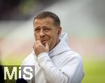 19.04.2025, Fussball 1. Bundesliga 2024/2025, 30. Spieltag, 1.FC Heidenheim - FC Bayern Mnchen, in der Voith-Arena Heidenheim. Sportvorstand Max Eberl (Bayern Mnchen) nachdenklich 