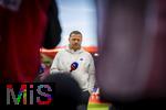 19.04.2025, Fussball 1. Bundesliga 2024/2025, 30. Spieltag, 1.FC Heidenheim - FC Bayern Mnchen, in der Voith-Arena Heidenheim. Sportvorstand Max Eberl (Bayern Mnchen) nachdenklich beim SKY-Interview. 