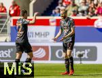 19.04.2025, Fussball 1. Bundesliga 2024/2025, 30. Spieltag, 1.FC Heidenheim - FC Bayern Mnchen, in der Voith-Arena Heidenheim. Torjubel Konrad Laimer (FC Bayern Mnchen) mit Raphael Guerreiro (FC Bayern Mnchen) 