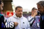 19.04.2025, Fussball 1. Bundesliga 2024/2025, 30. Spieltag, 1.FC Heidenheim - FC Bayern Mnchen, in der Voith-Arena Heidenheim. Sportvorstand Max Eberl (Bayern Mnchen) nachdenklich beim SKY-Interview.  