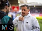 19.04.2025, Fussball 1. Bundesliga 2024/2025, 30. Spieltag, 1.FC Heidenheim - FC Bayern Mnchen, in der Voith-Arena Heidenheim. Sportvorstand Max Eberl (Bayern Mnchen) nachdenklich beim SKY-Interview. 