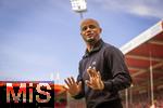 19.04.2025, Fussball 1. Bundesliga 2024/2025, 30. Spieltag, 1.FC Heidenheim - FC Bayern Mnchen, in der Voith-Arena Heidenheim. Trainer Vincent Kompany (FC Bayern Mnchen) 