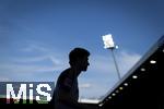 19.04.2025, Fussball 1. Bundesliga 2024/2025, 30. Spieltag, 1.FC Heidenheim - FC Bayern Mnchen, in der Voith-Arena Heidenheim. Thomas Mller (FC Bayern Mnchen) beim Aufwrmen im Schatten, unter dem Flutlichtscheinwerfer.