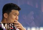 19.04.2025, Fussball 1. Bundesliga 2024/2025, 30. Spieltag, 1.FC Heidenheim - FC Bayern Mnchen, in der Voith-Arena Heidenheim. Min-jae Kim (Bayern Mnchen, Minjae Kim) nachdenklich auf der Bank.