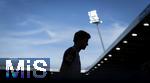 19.04.2025, Fussball 1. Bundesliga 2024/2025, 30. Spieltag, 1.FC Heidenheim - FC Bayern Mnchen, in der Voith-Arena Heidenheim. Thomas Mller (FC Bayern Mnchen) beim Aufwrmen im Schatten, unter dem Flutlichtscheinwerfer.