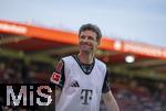 19.04.2025, Fussball 1. Bundesliga 2024/2025, 30. Spieltag, 1.FC Heidenheim - FC Bayern Mnchen, in der Voith-Arena Heidenheim. Thomas Mller (FC Bayern Mnchen) beim Aufwrmen gut gelaunt lachend mit den Fans der Kurve.