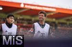 19.04.2025, Fussball 1. Bundesliga 2024/2025, 30. Spieltag, 1.FC Heidenheim - FC Bayern Mnchen, in der Voith-Arena Heidenheim. Thomas Mller (FC Bayern Mnchen) beim Aufwrmen gut gelaunt lachend mit den Fans der Kurve.