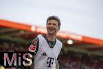 19.04.2025, Fussball 1. Bundesliga 2024/2025, 30. Spieltag, 1.FC Heidenheim - FC Bayern Mnchen, in der Voith-Arena Heidenheim. Thomas Mller (FC Bayern Mnchen) beim Aufwrmen gut gelaunt lachend mit den Fans der Kurve.