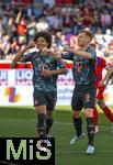 19.04.2025, Fussball 1. Bundesliga 2024/2025, 30. Spieltag, 1.FC Heidenheim - FC Bayern Mnchen, in der Voith-Arena Heidenheim. Torjubel Joshua Kimmich (re, FC Bayern Mnchen) mit Serge Gnabry (FC Bayern Mnchen) ohne Kapitnsbinde zum 4:0 Tor.