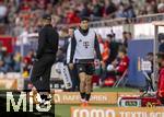 19.04.2025, Fussball 1. Bundesliga 2024/2025, 30. Spieltag, 1.FC Heidenheim - FC Bayern Mnchen, in der Voith-Arena Heidenheim. Min-jae Kim (re, Bayern Mnchen, Minjae Kim) kommt vom Aufwrmen, vorbei an Trainer Vincent Kompany (li, FC Bayern Mnchen) 