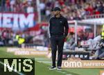 19.04.2025, Fussball 1. Bundesliga 2024/2025, 30. Spieltag, 1.FC Heidenheim - FC Bayern Mnchen, in der Voith-Arena Heidenheim. Trainer Vincent Kompany (FC Bayern Mnchen) nachdenklich an der Seitenlinie. 