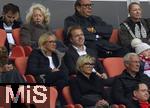 26.04.2025, Fussball 1. Bundesliga 2024/2025, 31. Spieltag,  FC Bayern Mnchen - 1.FSV Mainz 05, in der Allianz-Arena Mnchen. Heidi Beckenbauer und Sohn Joel Beckenbauer (beide Deutschland) haben Spass auf der Tribne.


