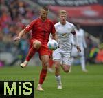 26.04.2025, Fussball 1. Bundesliga 2024/2025, 31. Spieltag,  FC Bayern Mnchen - 1.FSV Mainz 05, in der Allianz-Arena Mnchen. v.l. Eric Dier (FC Bayern Mnchen) gegen Jonathan Burkardt (FSV Mainz) 


