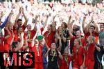 Die Frauen des FC Bayern ,Glodis Viggosdottir (4 FC Bayern), Georgia Stanway (31 FC Bayern) , Linda Dallmann (10 FC Bayern) , Sarah Zadrazil (25 FC Bayern)   Sydney Lohmann (12 FC Bayern) , Lea Schller (11 Bayern) Giulia Gwinn (7 FC Bayern) , Carolin Simon (30 FC Bayern)  ,  feiern den DFB-Pokalsieg am 01.05.2025 in Kln