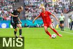 Maria Penner (33 Bremen) und Pernille Harder (21 Bayern) in Aktion beim DFB Pokalfinale FC Bayern Mnchen -SV Werder Bremen am 01.05.2025 in Kln.