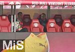 03.05.2025, Fussball 1. Bundesliga 2024/2025, 32. Spieltag, RB Leipzig - FC Bayern Mnchen, in der Red Bull Arena Leipzig, Torwart Manuel Neuer (FC Bayern Mnchen) sitzt auf der Bank.


