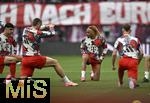 03.05.2025, Fussball 1. Bundesliga 2024/2025, 32. Spieltag, RB Leipzig - FC Bayern Mnchen, in der Red Bull Arena Leipzig, Sacha Boey (FC Bayern Mnchen) macht sich warm


