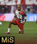 03.05.2025, Fussball 1. Bundesliga 2024/2025, 32. Spieltag, RB Leipzig - FC Bayern Mnchen, in der Red Bull Arena Leipzig, Sacha Boey (FC Bayern Mnchen) macht sich warm


