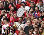 03.05.2025, Fussball 1. Bundesliga 2024/2025, 32. Spieltag, RB Leipzig - FC Bayern Mnchen, in der Red Bull Arena Leipzig, Die Meisterschale aus Pappe im Bayernblock


