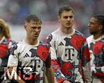 03.05.2025, Fussball 1. Bundesliga 2024/2025, 32. Spieltag, RB Leipzig - FC Bayern Mnchen, in der Red Bull Arena Leipzig, v.l. Joshua Kimmich (FC Bayern Mnchen) und Josip Stanisic (Bayern Mnchen) nachdenklich


