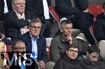 03.05.2025, Fussball 1. Bundesliga 2024/2025, 32. Spieltag, RB Leipzig - FC Bayern Mnchen, in der Red Bull Arena Leipzig, v.l. Vorstandsvorsitzender Jan-Christian Dreesen (FC Bayern Mnchen) und Prsident Herbert Hainer (FC Bayern) auf der Ehrentribne


