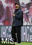 03.05.2025, Fussball 1. Bundesliga 2024/2025, 32. Spieltag, RB Leipzig - FC Bayern Mnchen, in der Red Bull Arena Leipzig, Trainer Vincent Kompany (FC Bayern Mnchen) schaut nach oben,


