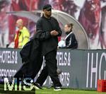 03.05.2025, Fussball 1. Bundesliga 2024/2025, 32. Spieltag, RB Leipzig - FC Bayern Mnchen, in der Red Bull Arena Leipzig, Trainer Vincent Kompany (FC Bayern Mnchen) zieht seine Jacke aus


