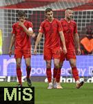 03.05.2025, Fussball 1. Bundesliga 2024/2025, 32. Spieltag, RB Leipzig - FC Bayern Mnchen, in der Red Bull Arena Leipzig, v.l.  Thomas Mller (FC Bayern Mnchen), Josip Stanisic (Bayern Mnchen) und Eric Dier (FC Bayern Mnchen) lassen die Kpfe hngen.


