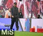 03.05.2025, Fussball 1. Bundesliga 2024/2025, 32. Spieltag, RB Leipzig - FC Bayern Mnchen, in der Red Bull Arena Leipzig, Trainer Vincent Kompany (FC Bayern Mnchen) ist traurig


